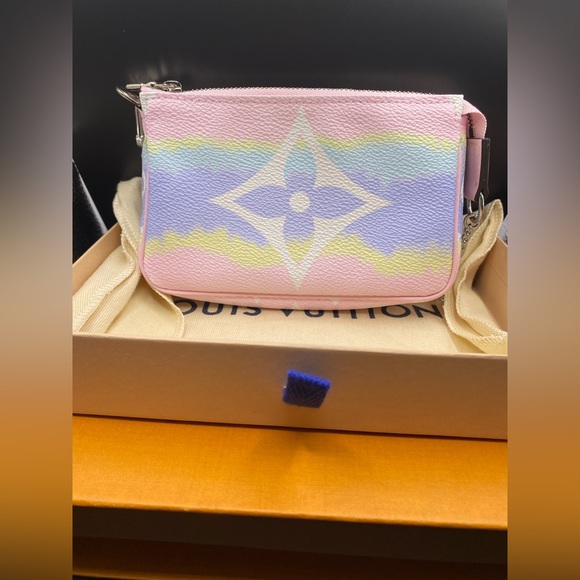 Louis Vuitton Handbags - NWOT LOUIS VUITTON ESCALE PASTEL POCHETTE